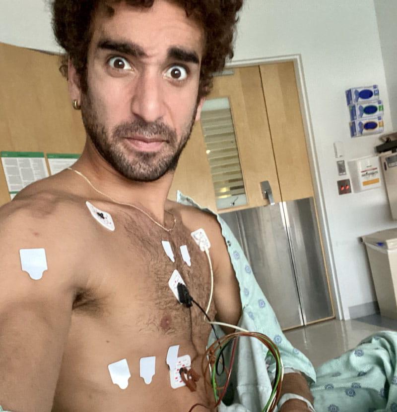 Edson Barbosa recovering in the hospital after his cardiac ablation procedure in 2021. (图片由Edson Barbosa提供)